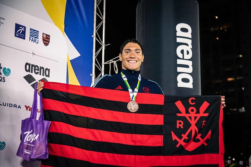 Stephan Steverink com medalha e bandeira do Flamengo no Troféu Maria Lenk