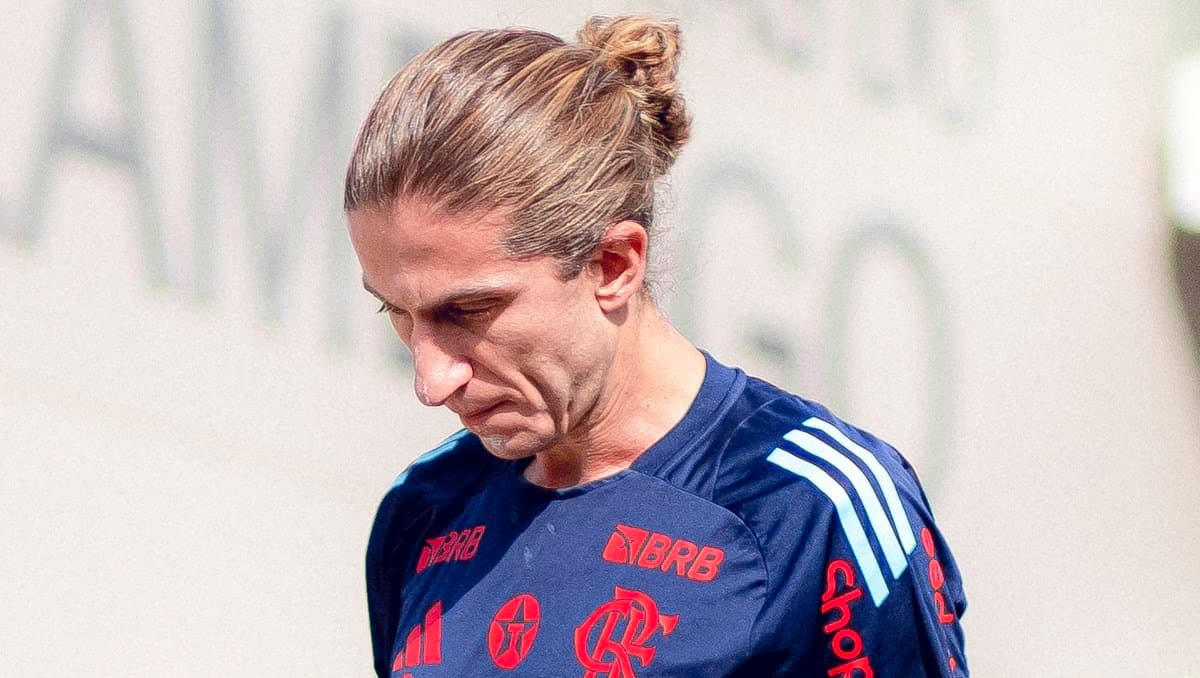 Filipe Luís caminha em direção ao gramado do Ninho do Urubu