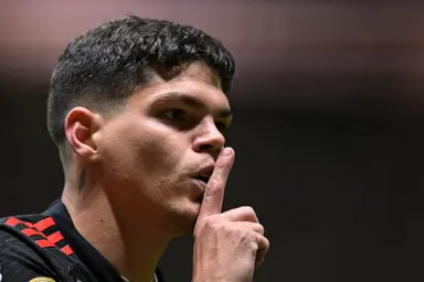 Ayrton Lucas provoca em comemoração de gol sobre Atlético-MG