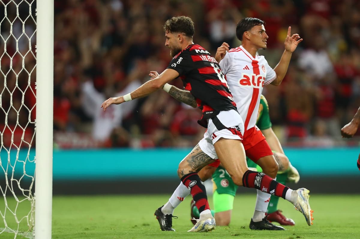 Léo Pereira disputa jogada com atleta do Internacional