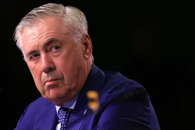 Carlo Ancelotti olha para o lado durante coletiva de imprensa da CBF