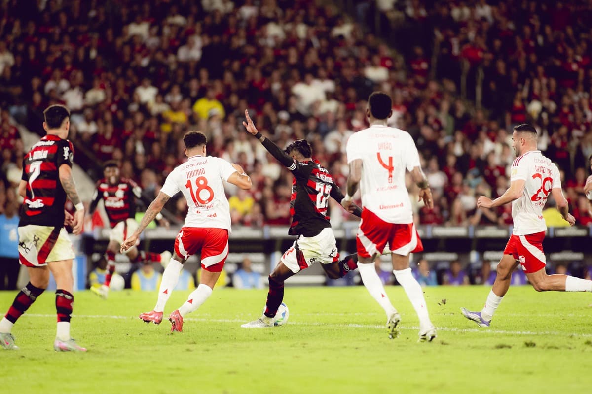 Bruno Henrique finaliza cercado em Flamengo 1x0 Internacional pela Libertadores 2025 no Maracanã.jpg