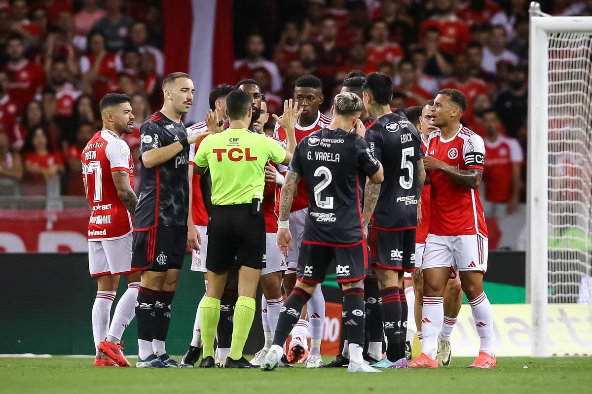 Árbitro Davi Lacerda cercado por jogadores de Internacional e Flamengo em confronto do Beira-Rio pelo Brasileirão 2024