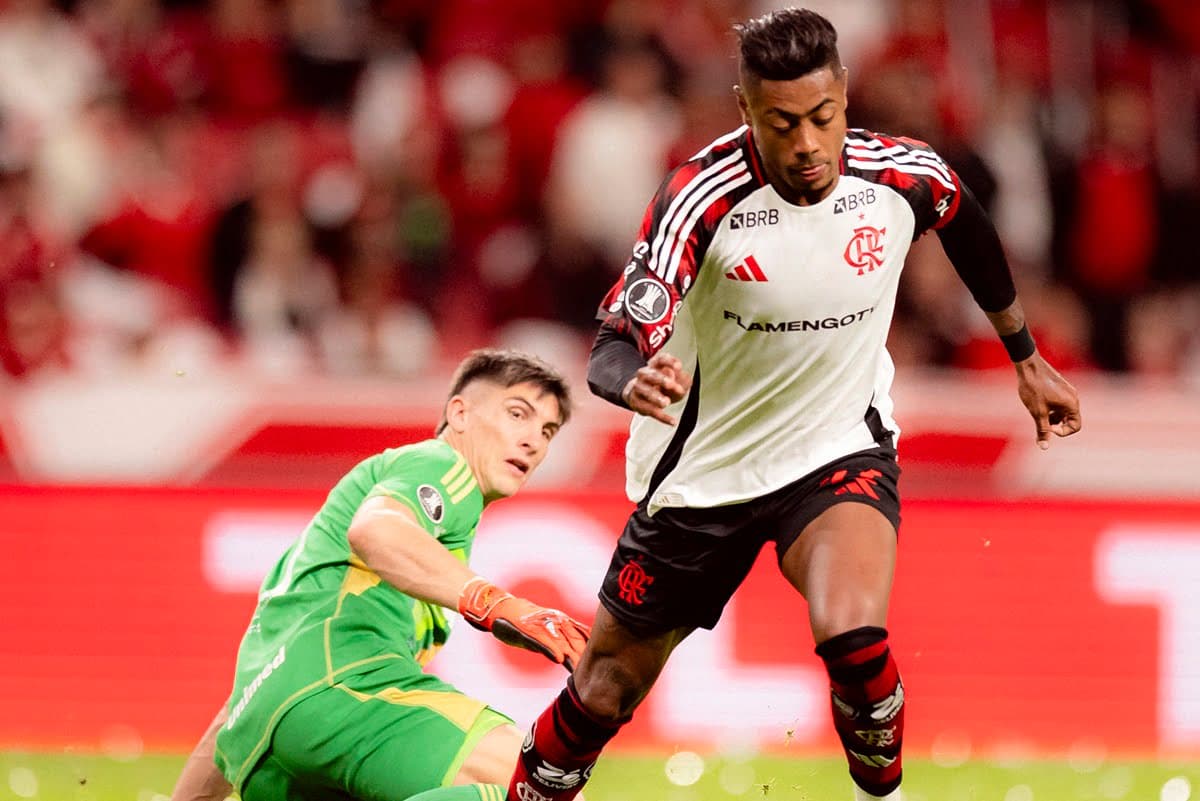 Bruno Henrique deixa goleiro Rochet no chão para marcar no Beira-Rio, mas gol seria anulado por impedimento