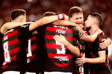Jogadores do Flamengo se abraçam em comemoração após mais um gol sobre o Vitória, na goleada por 8 a 0