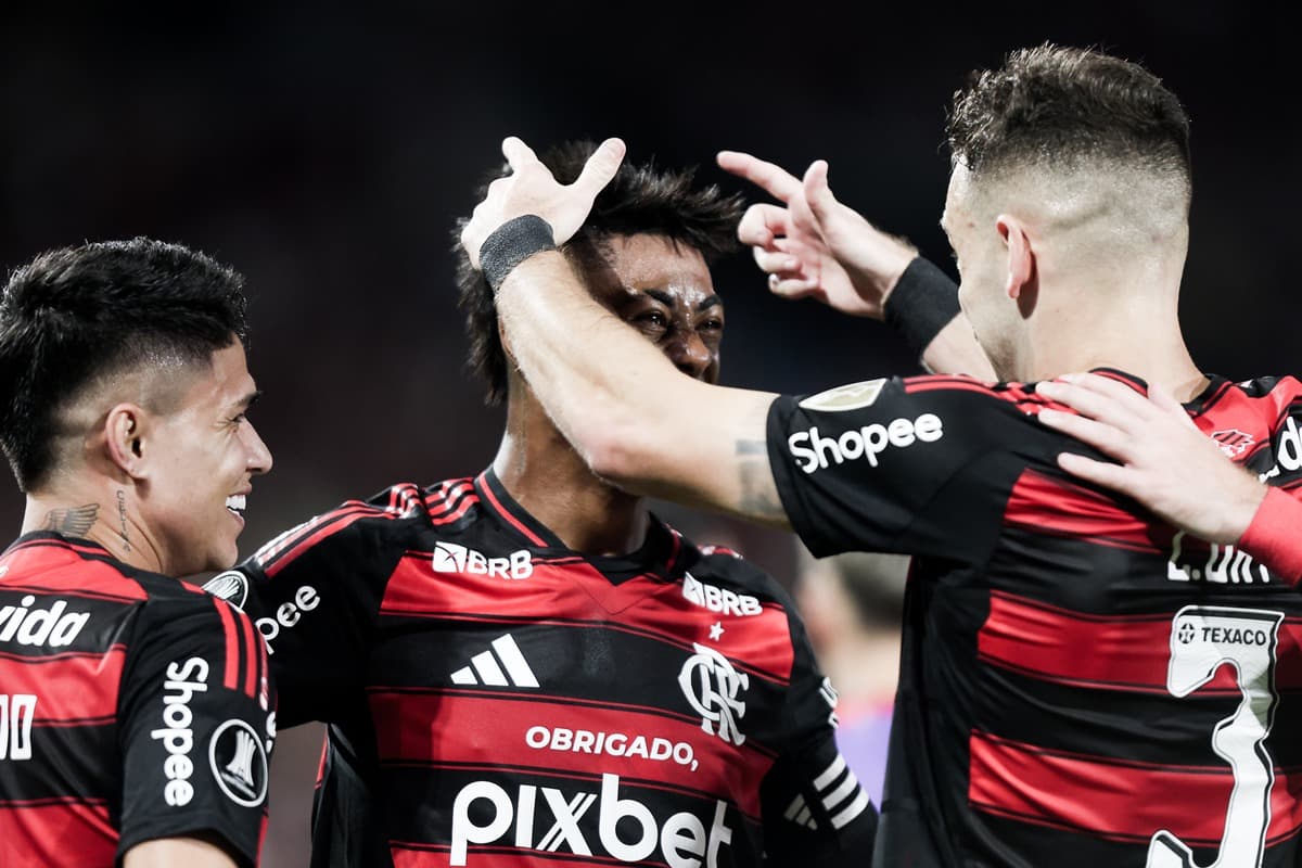 Léo Ortiz simula estar colocando uma coroa em Bruno Henrique após o Camisa 27 marcar o gol da vitória do Flamengo sobre o Internacional, no Maracanã, pela Libertadores 2025