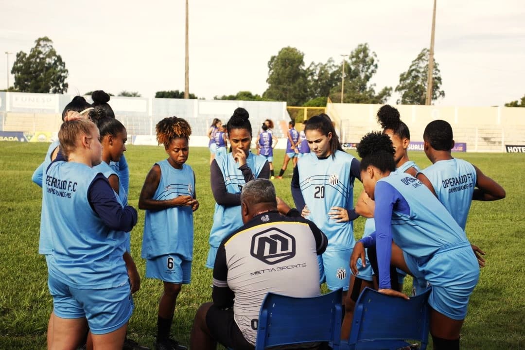 Jogadoras do Operário-MS recebem instrução do treinador