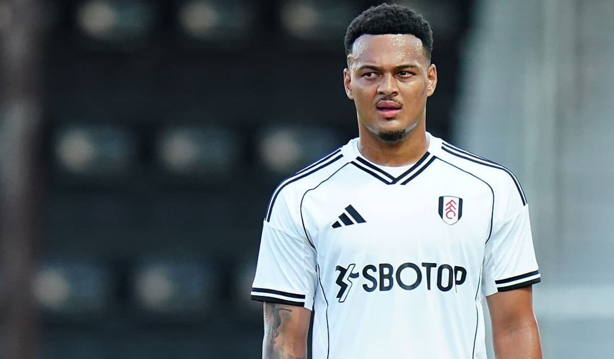 rodrigo muniz ex-flamengo em jogo do fulham