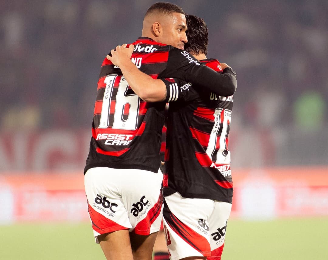 Samuel Lino abraça Arrascaeta após marcar pelo Flamengo