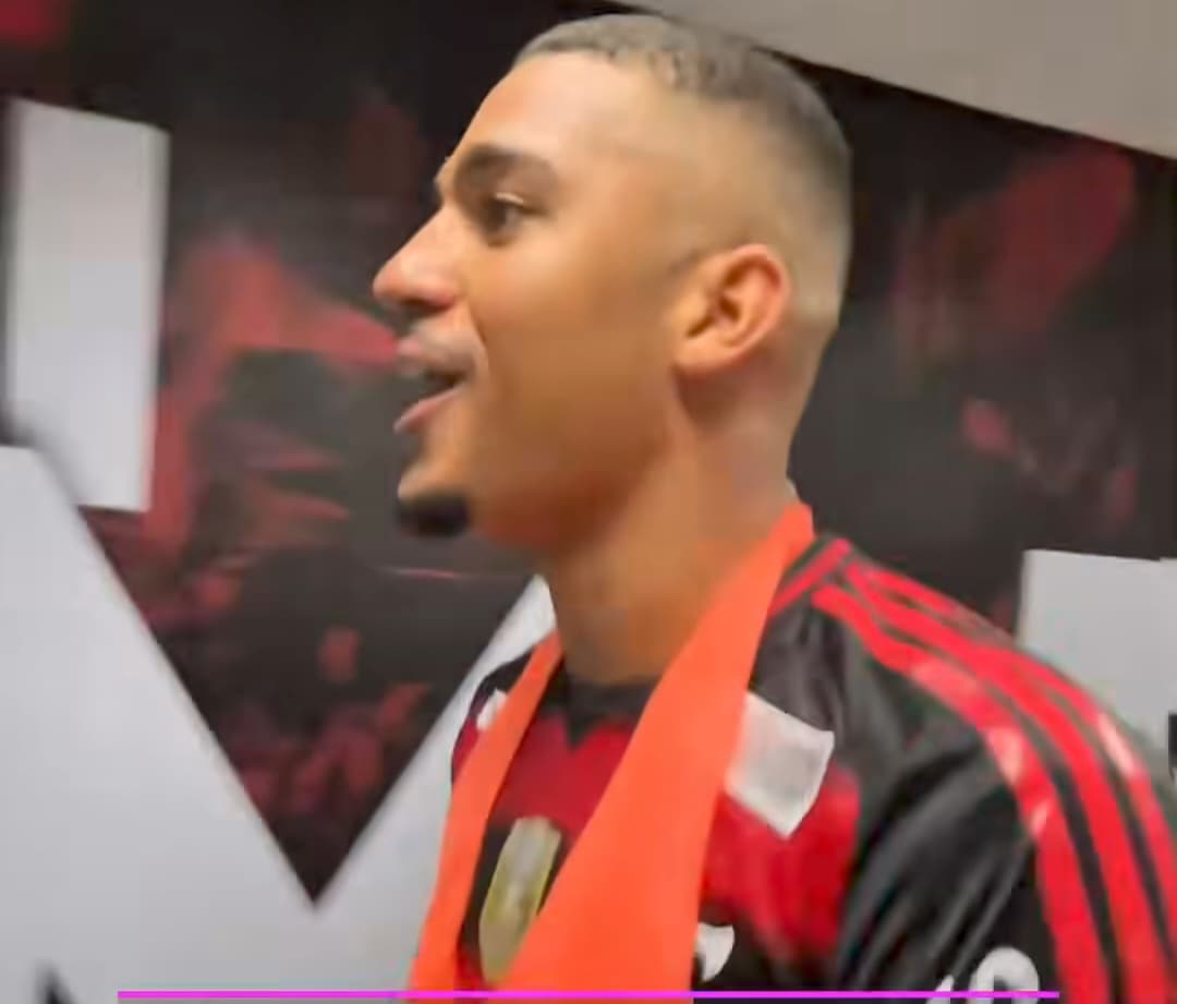 Samuel Lino ri após atuação de gala contra Vitória