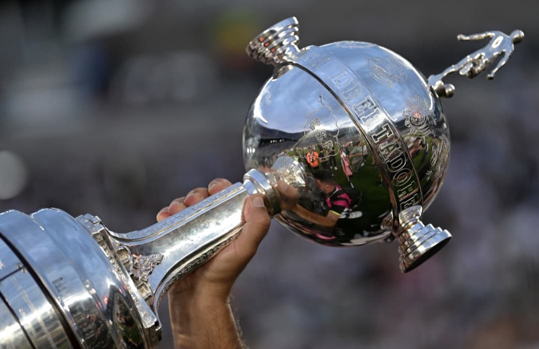 Taça da Libertadores é erguida com uma mão após conquista