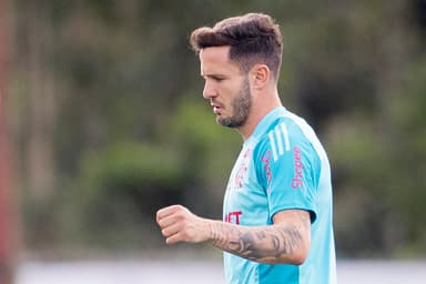 Saúl treina em atividade do Flamengo no Ninho