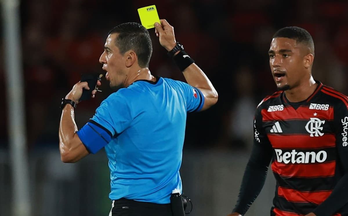 andrés rojas dando amarelo para samuel lino em flamengo x estudiantes