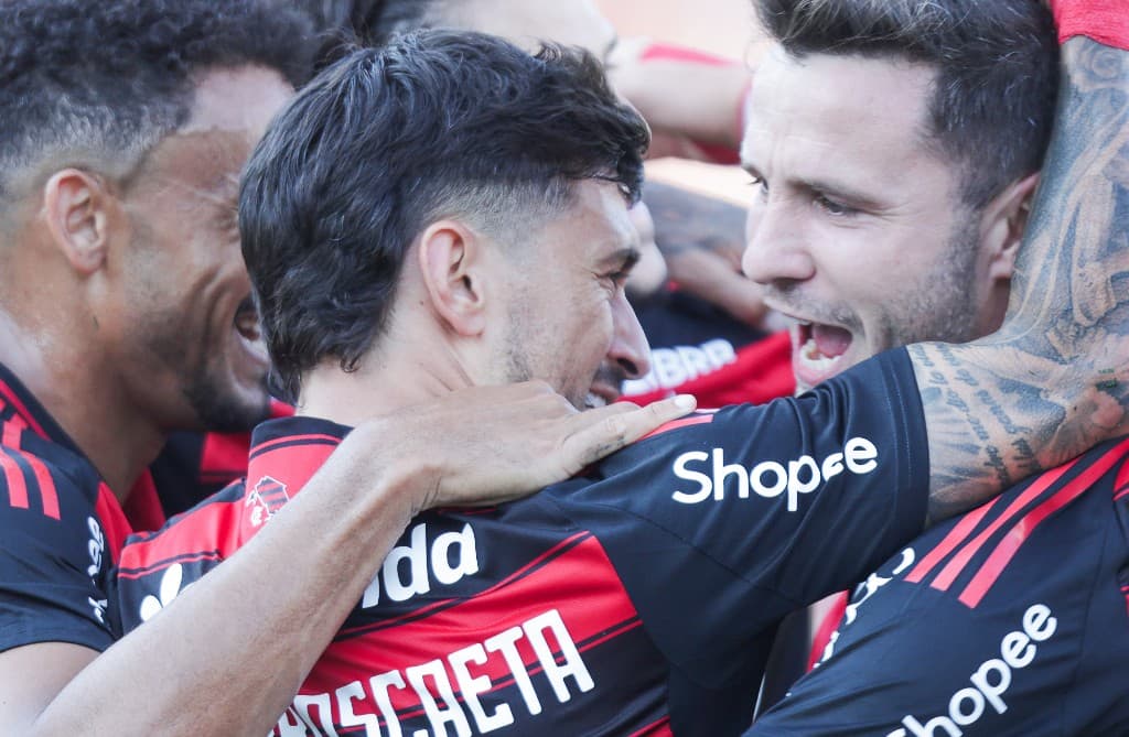 Arrascaeta comemora gol pelo Flamengo com companheiros, exaltado pela torcida rubro-negra