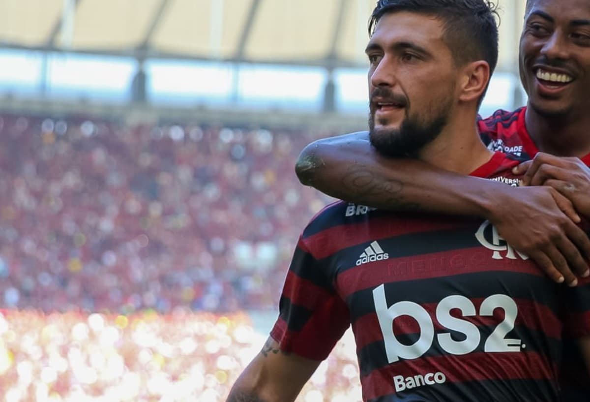arrascaeta e bruno henrique comemoram gol do flamengo em 2019