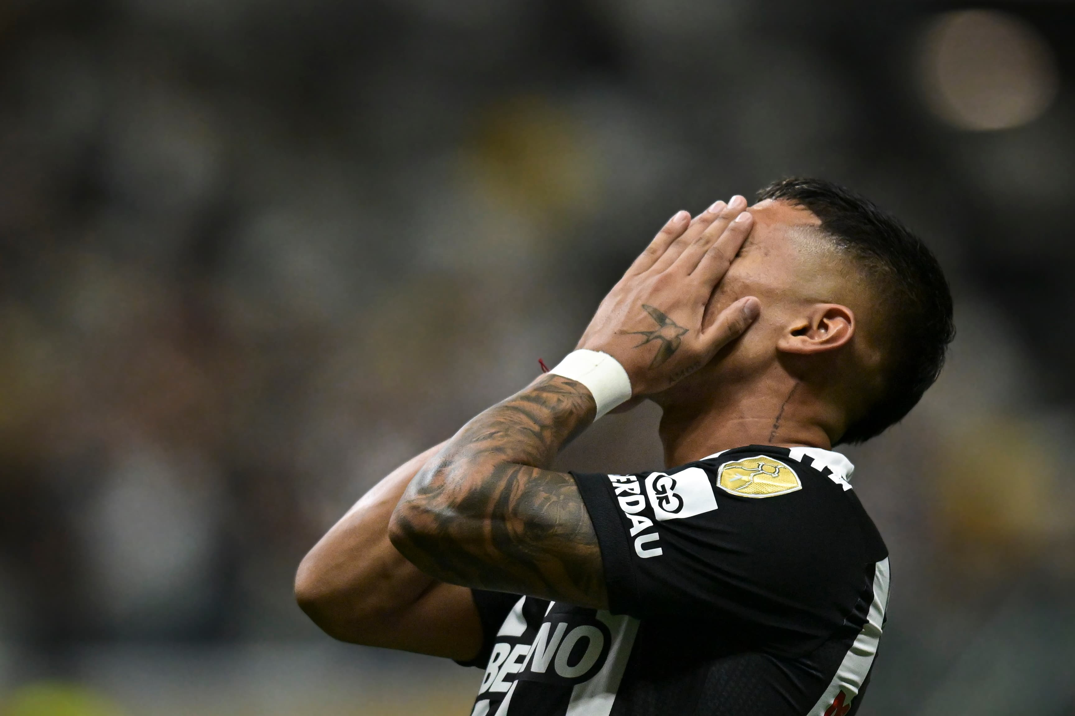 Zaracho leva mãos ao rosto durante os tempos de Atlético-MG, quando foi vice para o Flamengo