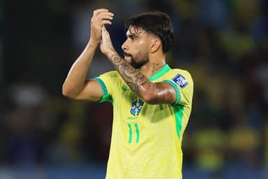 Lucas Paquetá aplaude durante jogo da Seleção com o Chile