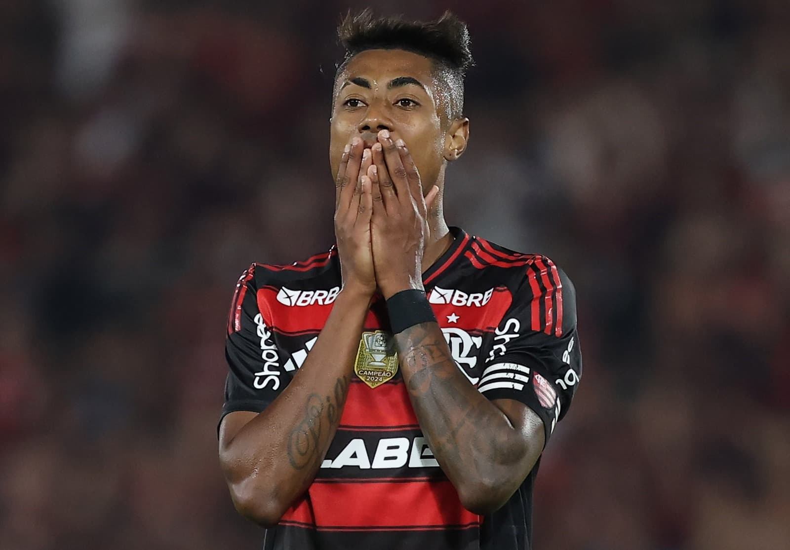 Bruno Henrique leva as mãos a boa após erro de finalização