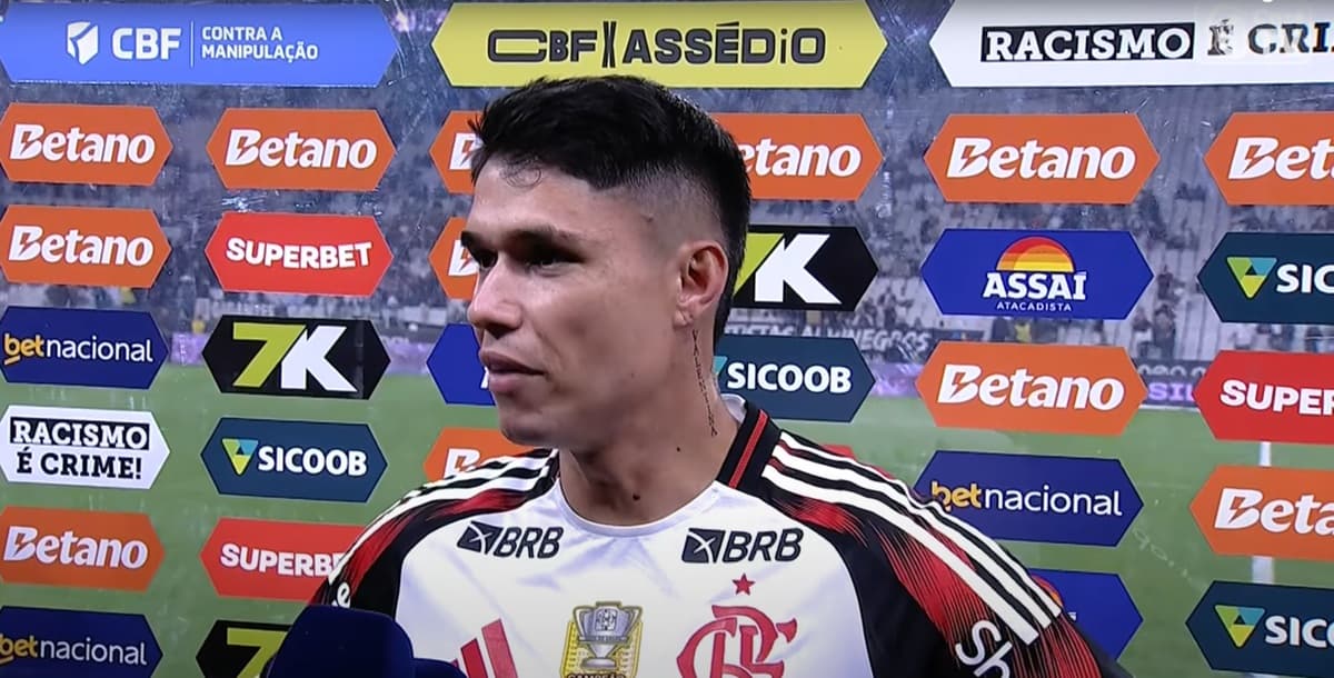 Luiz Araújo concede entrevista após vitória do Flamengo sobre o Corinthians