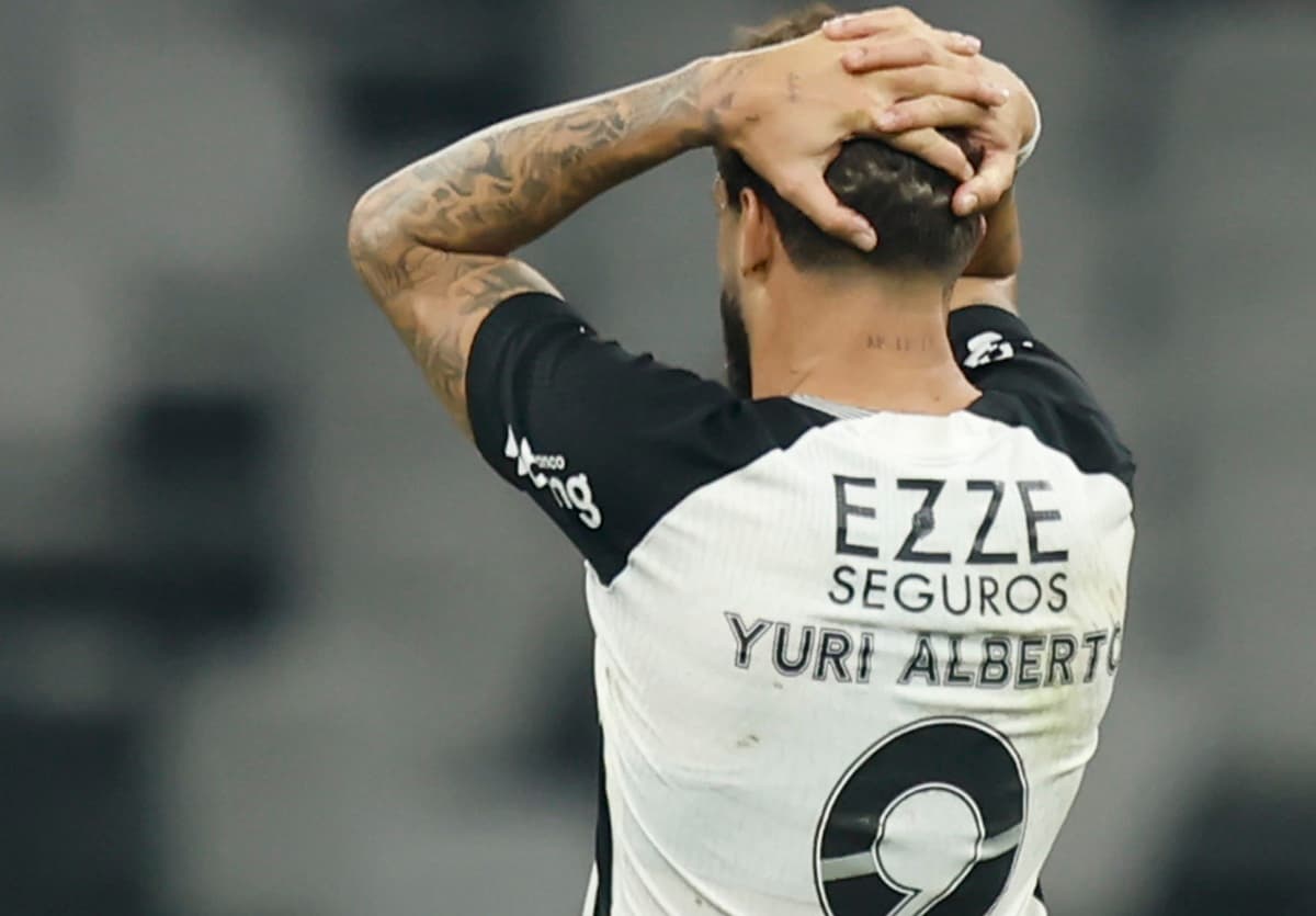 Yuri Alberto leva as mãos a cabeça e reclama com arbitragem contra o Internacional