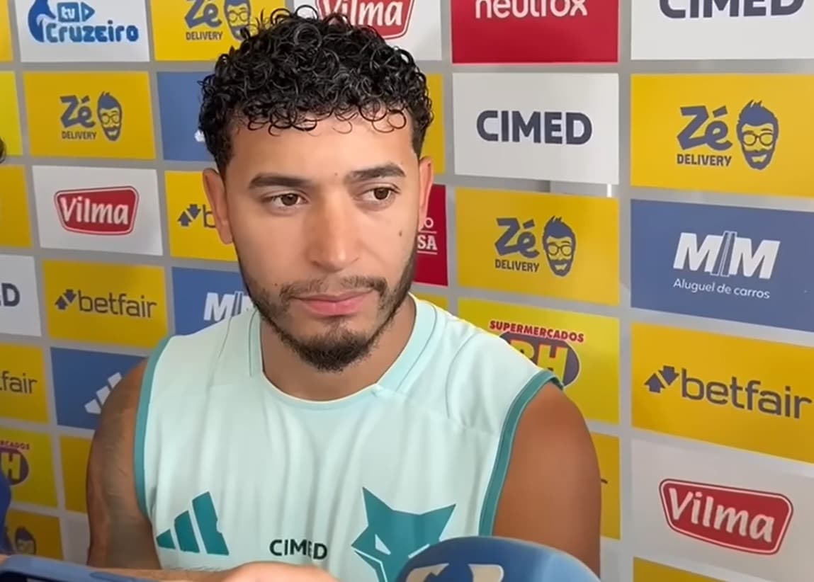 Lateral do Cruzeiro, William concede entrevista no CT do clube