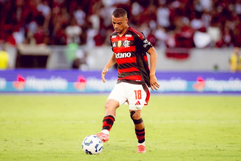 De la Cruz conduz a bola com a camisa do Flamengo em partida no Maracanã pelo Brasileirão 2025.
