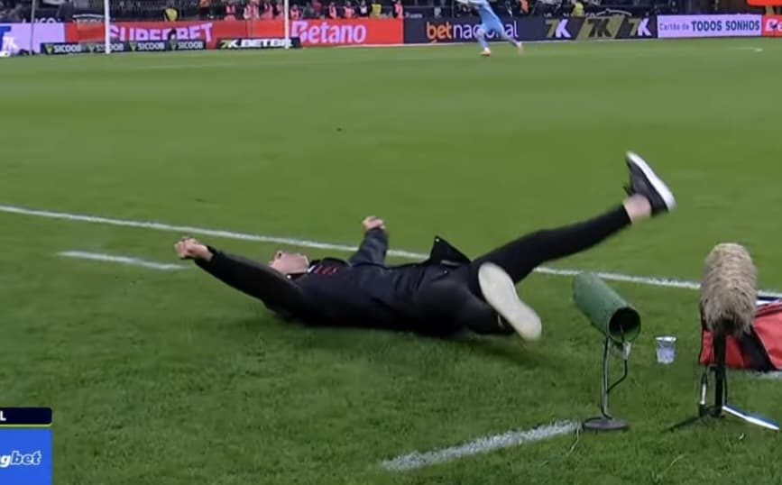 Filipe Luís comemora gol da vitória contra Corinthians