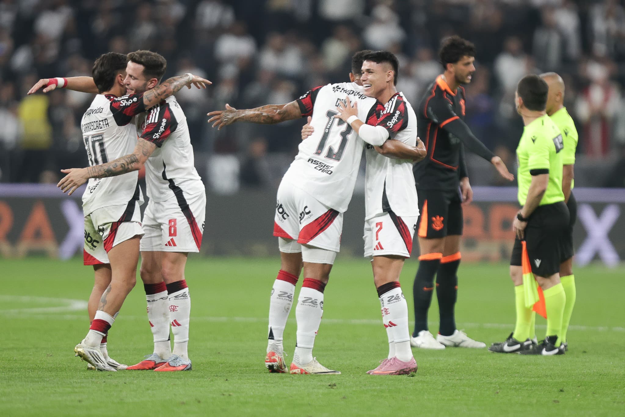 Jogadores do Flamengo comemoram vitória sobre o Corinthians por 2 a 1 no Brasileirão 2025, em Itaquera