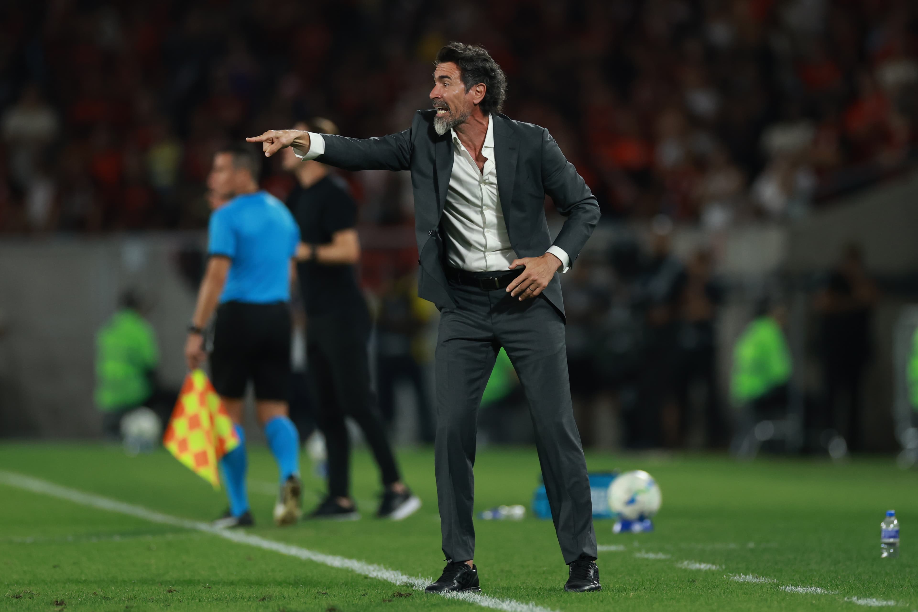 Técnico do Estudiantes, Eduardo Domínguez orienta time no jogo de ida contra o Flamengo, no Maracanã