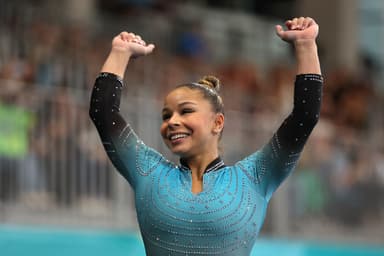 Flavia Saraiva acena para torcida após apresentação na trave