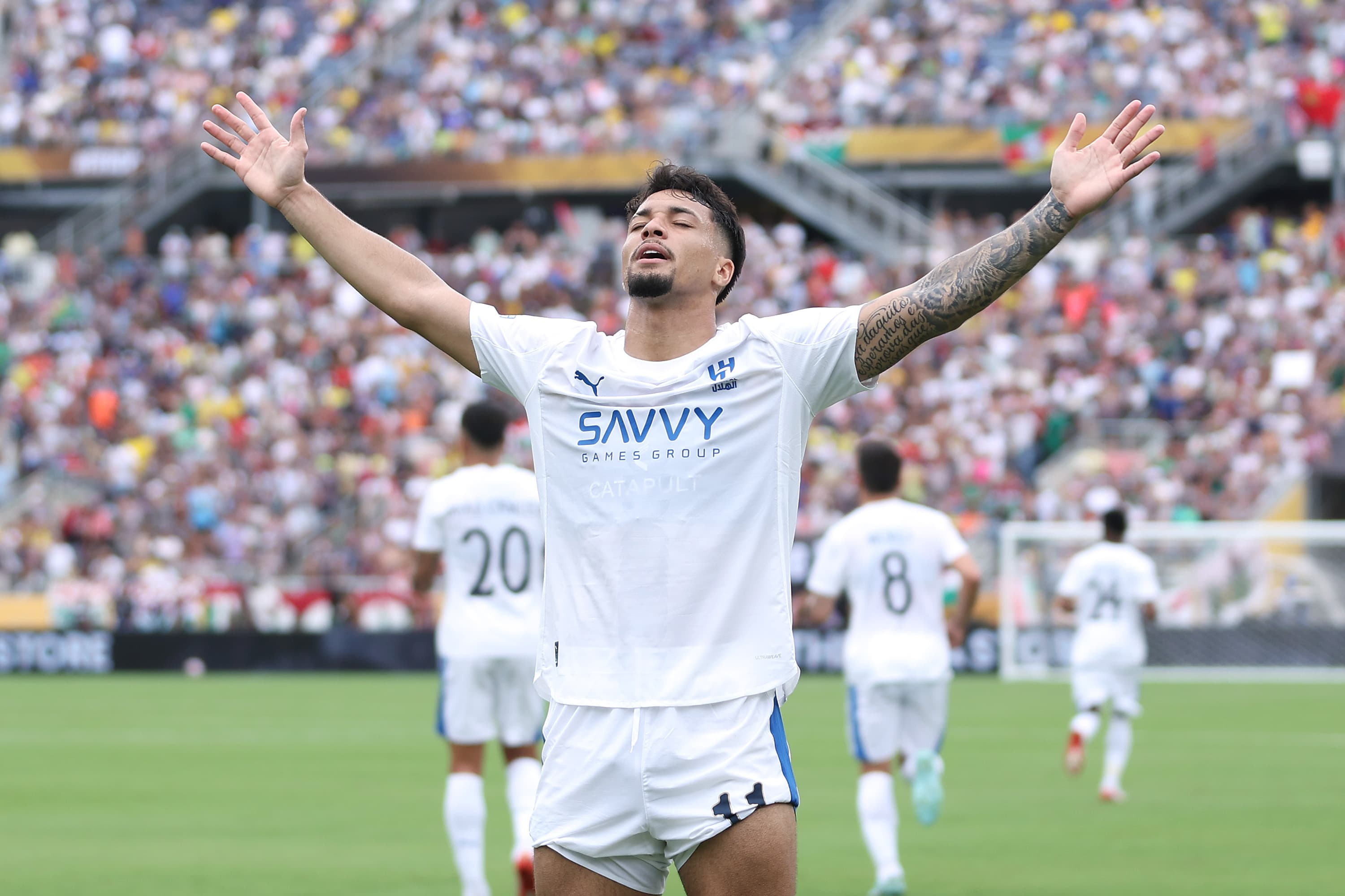 Marcos Leonardo aponta as mãos para o céu em comemoração de gol do Al Hilal