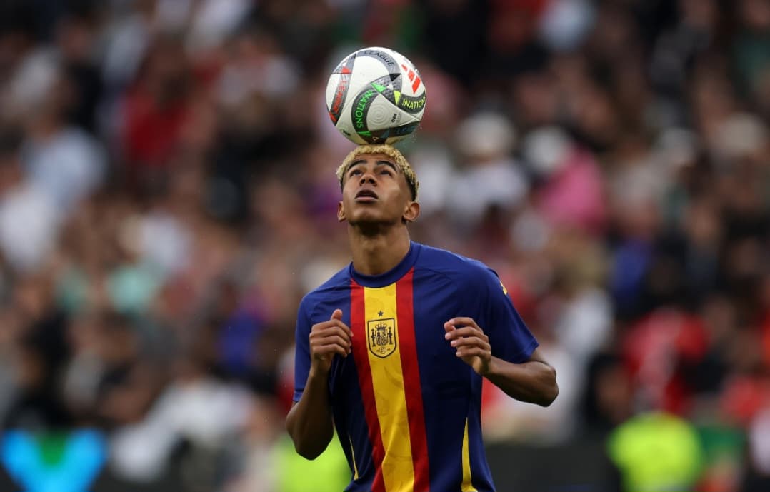 Lamine Yamal brinca com a bola na cabeça em aquecimento da Espanha
