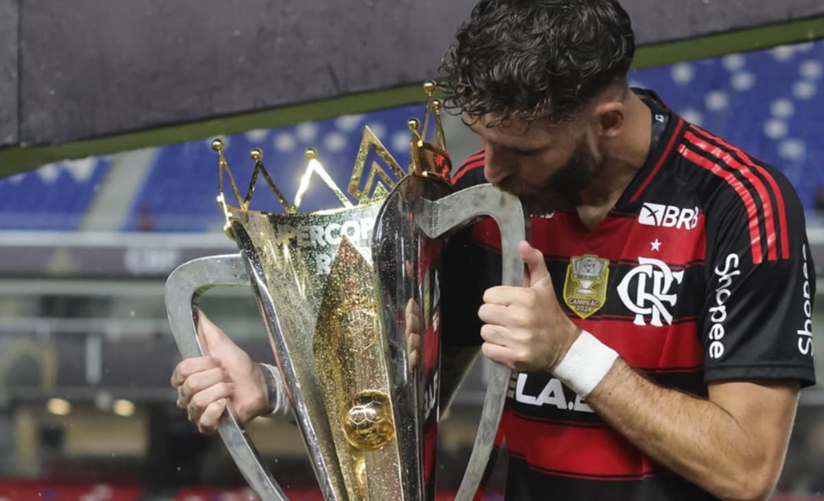 léo pereira levanta taça da supercopa pelo flamengo