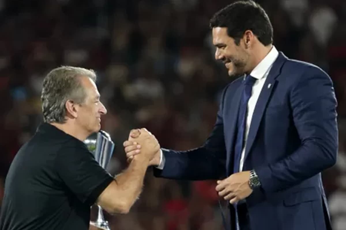 Sorrindo, Bap cumprimenta Samir Xaud durante entrega de medalhas