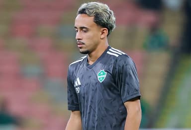 Matheus Gonçalves durante o aquecimento antes da estreia pelo Al-Ahli