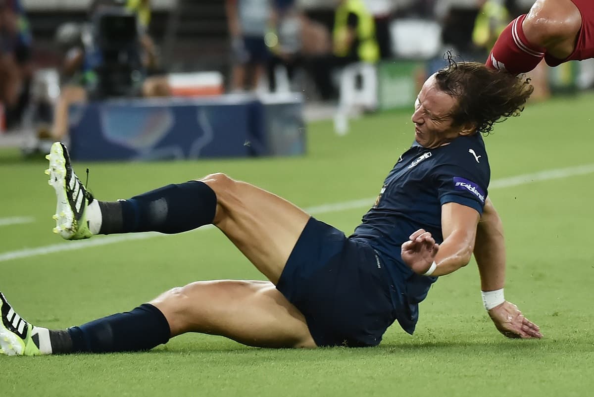 David Luiz leva chute na cabeça após carrinho em jogador do Olympiacos