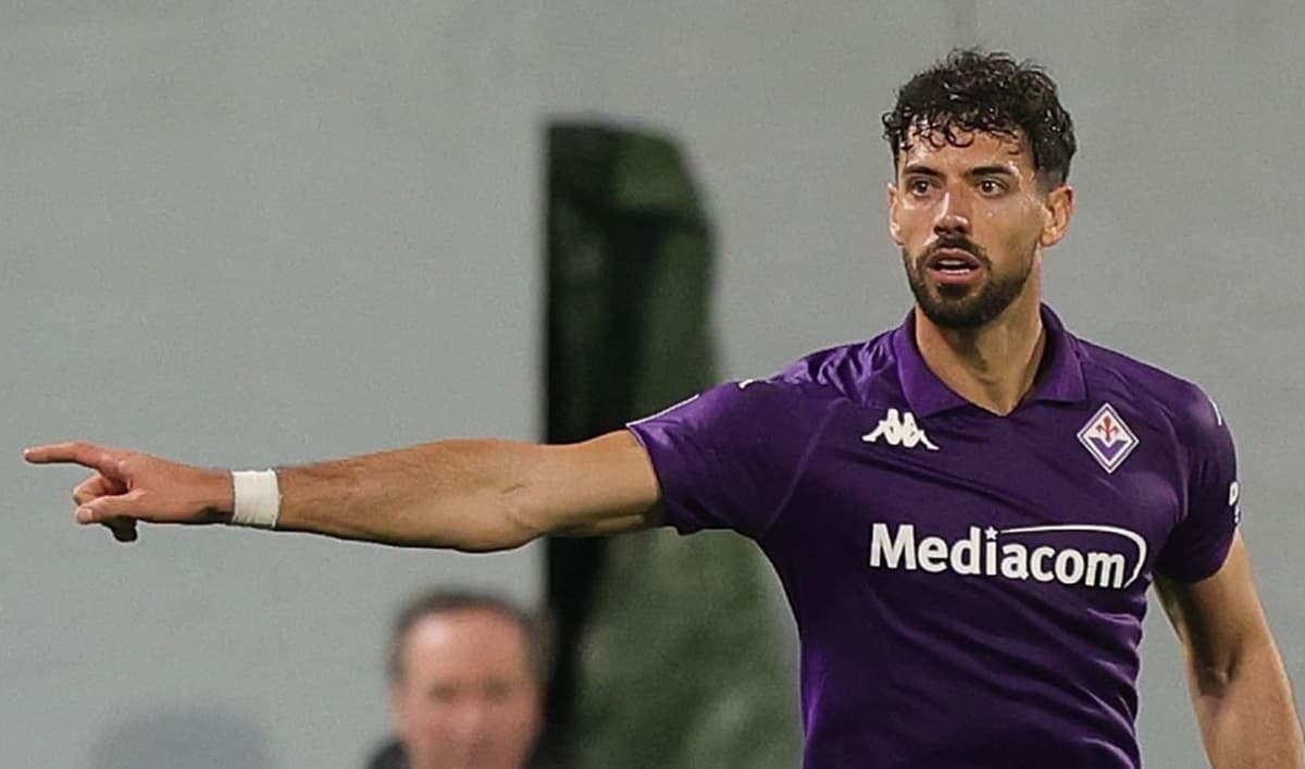 pablo marí ex-flamengo em jogo da fiorentina