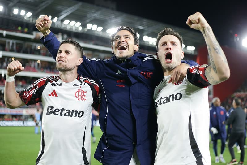 Pedro, Jorginho e Saúl comemorando