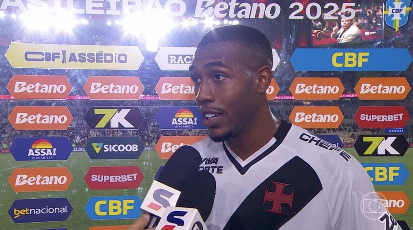 Rayan do Vasco dando entrevista