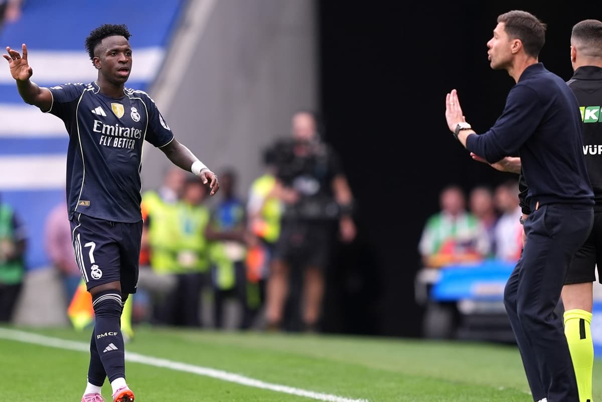 Vini Jr e Xabi Alonso conversam e gesticulam durante jogo do Real Madrid contra a Real Sociedad