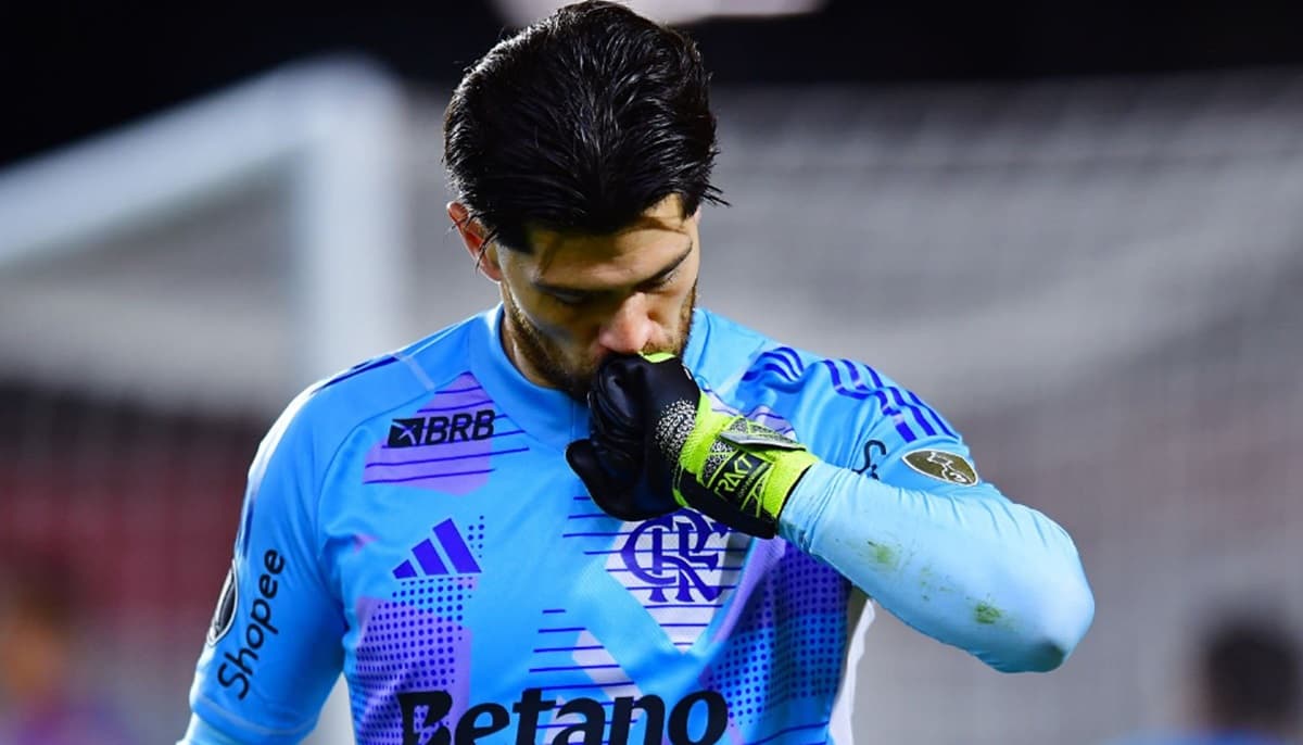 rossi brilha em disputa de pênaltis entre flamengo e estudiantes