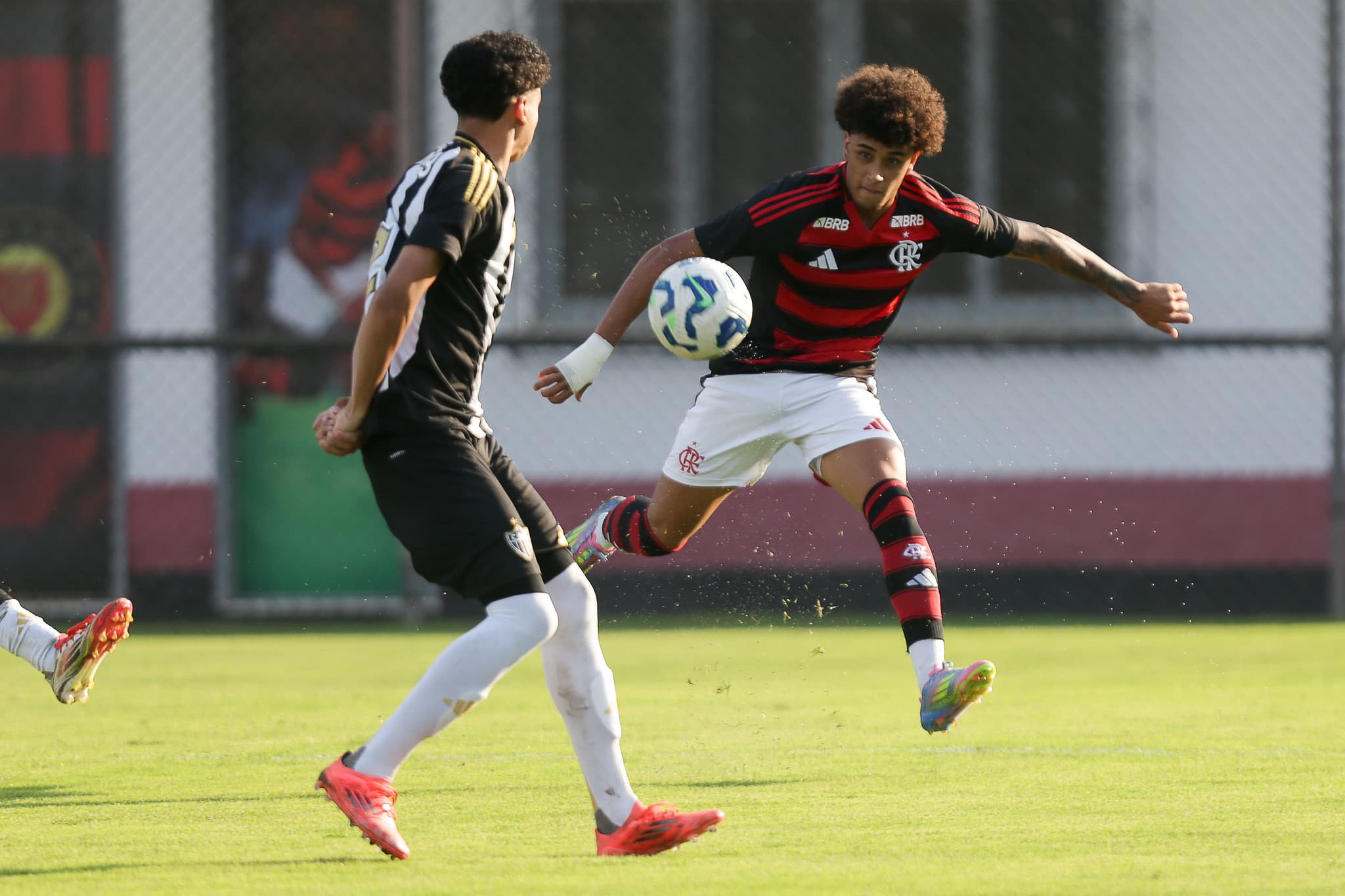 Ryan Roberto, do Flamengo, dribla marcador do Atlético-MG pelo Brasileirão Sub-17 2025