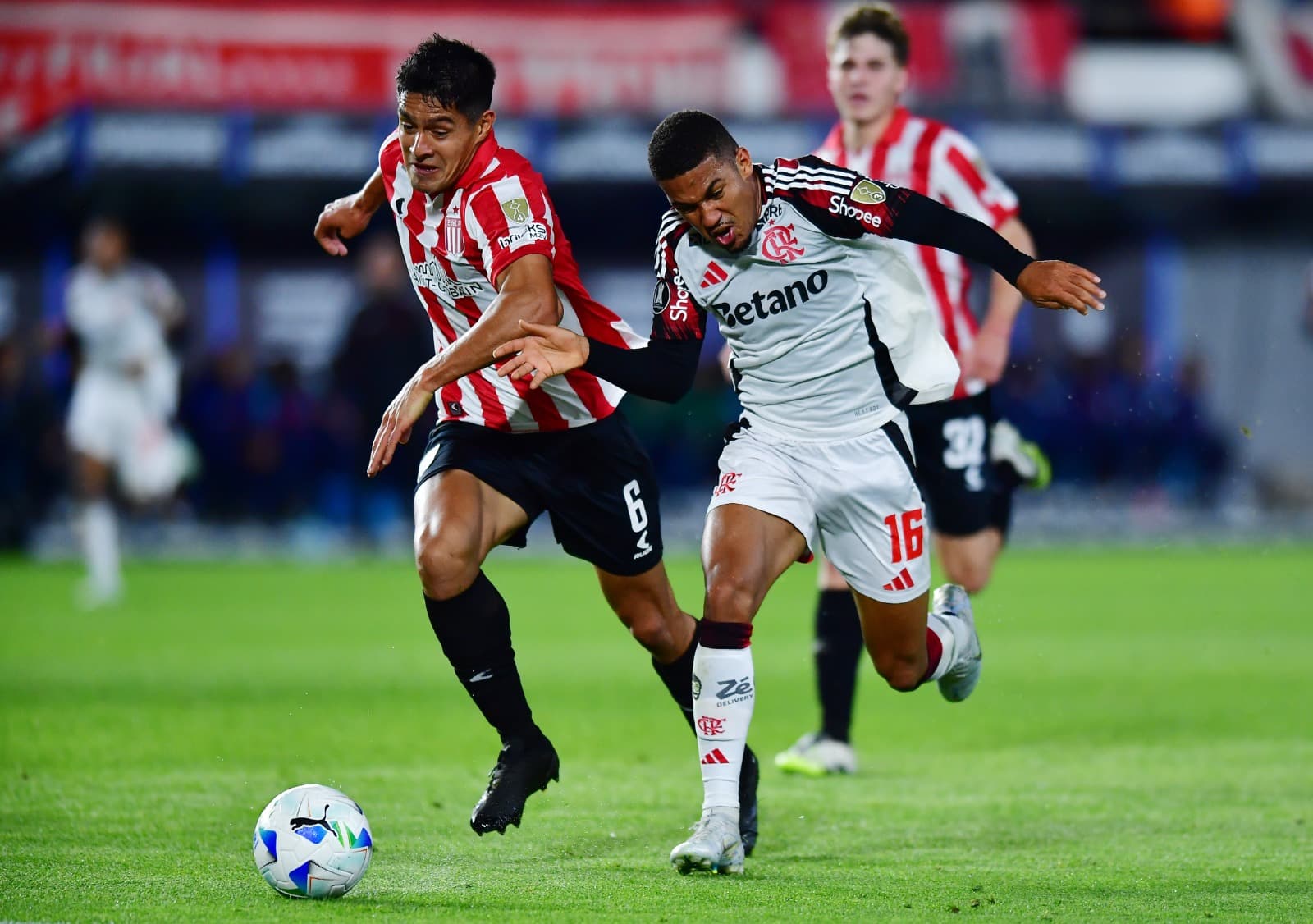 Samu Lino disputa na corrida com marcador em Flamengo x Estudiantes