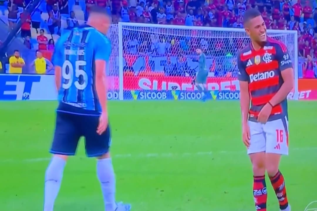 Samuel Lino ri de Carlos Vinicius durante Flamengo x Grêmio