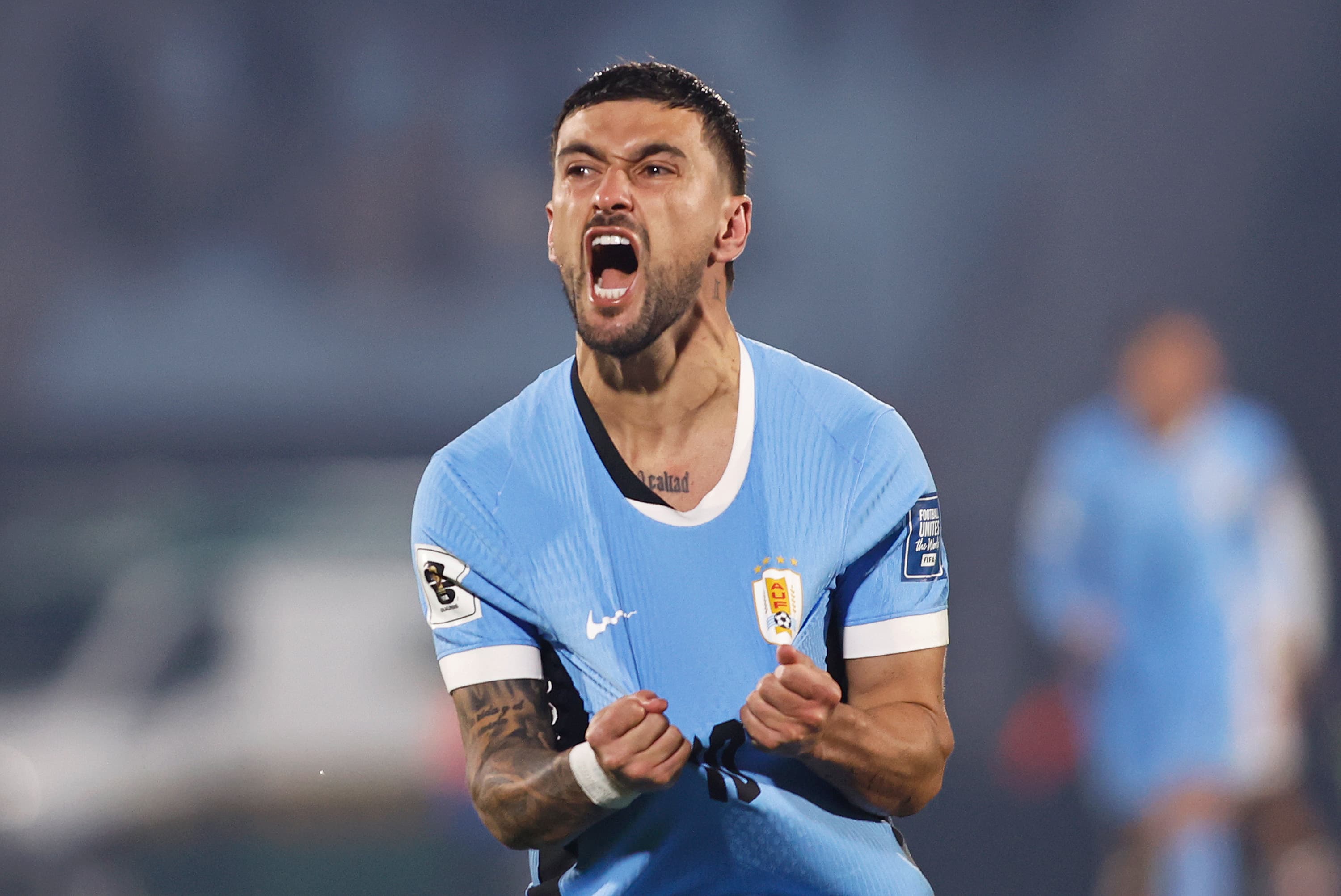 Arrascaeta vibra e puxa a própria camisa em comemoração de gol do Uruguai