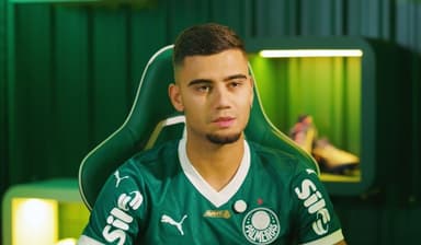 Andreas Pereira com semblante sério falando sobre Flamengo x Palmeiras em entrevista à TV Palmeiras