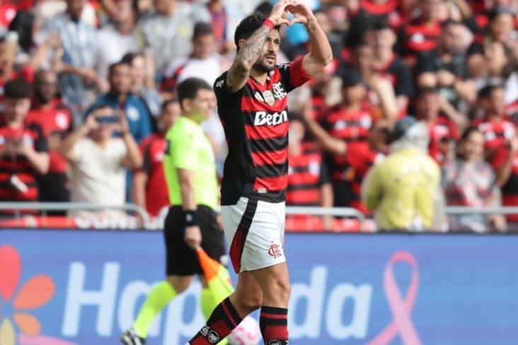 Arrascaeta comemora gol pelo Flamengo no Brasileirão