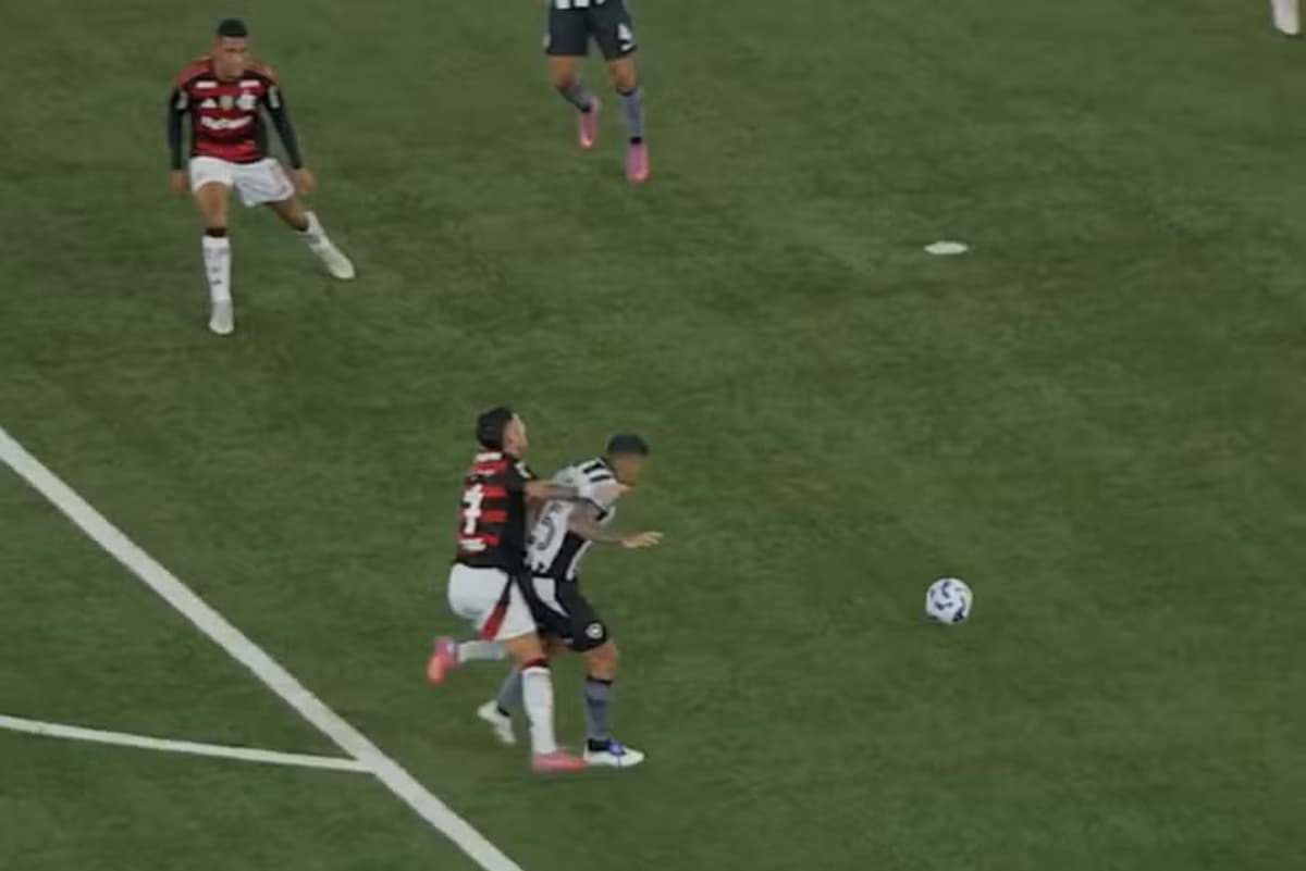 Luiz Araújo é pisado por jogador do Botafogo dentro da área, mas arbitragem manda o jogo seguir