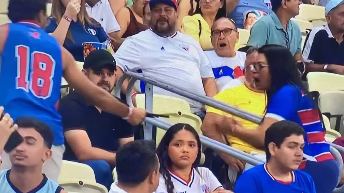 Torcedora do Fortaleza xinga homens vestidos de cores neutras durante Fortaleza x Flamengo, no Castelão