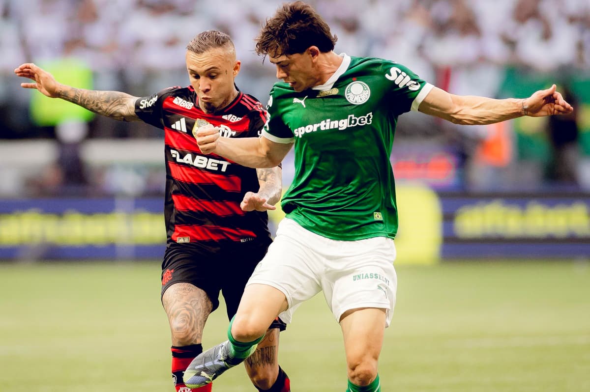Everton Cebolinha disputa bola com Gustavo Gómez em jogo entre Flamengo e Palmeiras